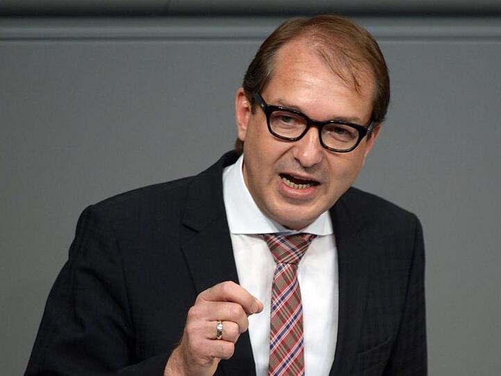 CSU-Landesgruppenchef Alexander Dobrindt hat sich für eine Beobachtung der AfD durch den Verfassungsschutz ausgesprochen.