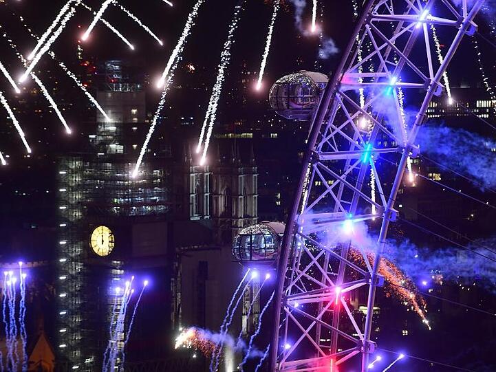 Feuerwerk am Riesenrad London Eye an der Themse.