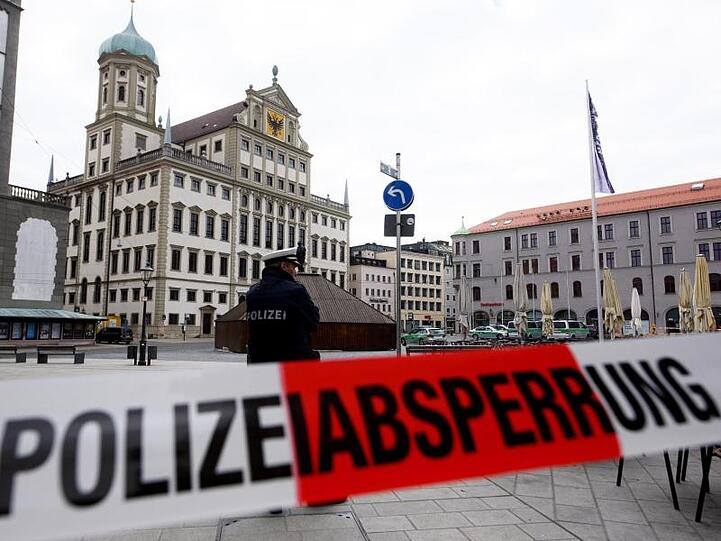 Polizisten sperren den Rathausplatz in Augsburg.