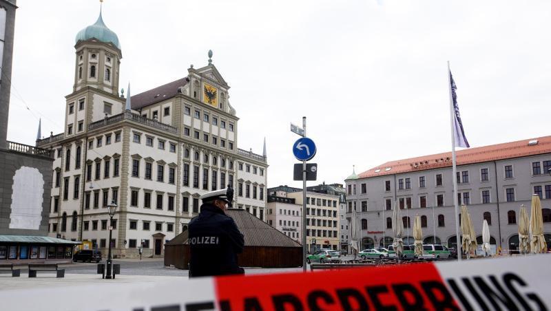 Polizisten sperren den Rathausplatz in Augsburg. Polizisten sperren den Rathausplatz in Augsburg.