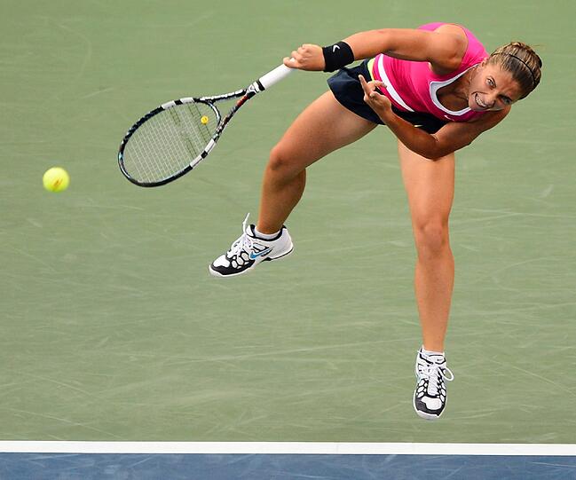 Serena Williams gewinnt gegen die Italienerin Sara Errani mit 6:1, 6:2 und zieht ins Finale der US Open in New York ein. Dort trifft sie auf Wiktoria Asarenka