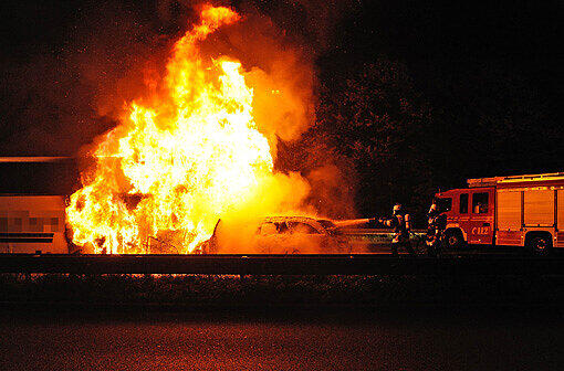 Die Feuerwehrmänner stehen einer haushohen Wand aus Flammen gegenüber. Zehn Minuten später haben sie das Feuer gelöscht.