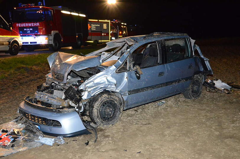 Beim Überholen kommt ein Zafira von der Fahrbahn ab und überschlägt sich mehrmals. Der Fahrer und seine beiden Kinder (6 und 12) werden mittelschwer verletzt.