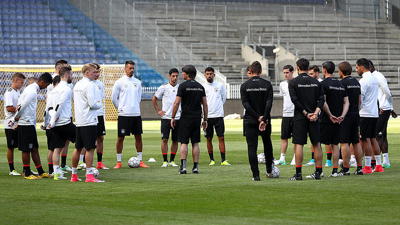 Joachim Löw und seine DFB-Schützlinge beim Training vor dem Länderspiel in Kopenhagen gegen Dänemark.