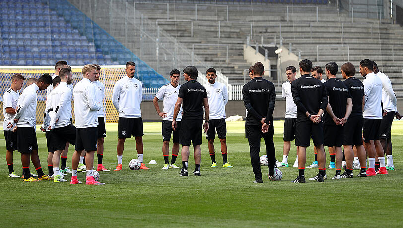 Joachim Löw und seine DFB-Schützlinge beim Training vor dem Länderspiel in Kopenhagen gegen Dänemark. Joachim Löw und seine DFB-Schützlinge beim Training vor dem Länderspiel in Kopenhagen gegen Dänemark.