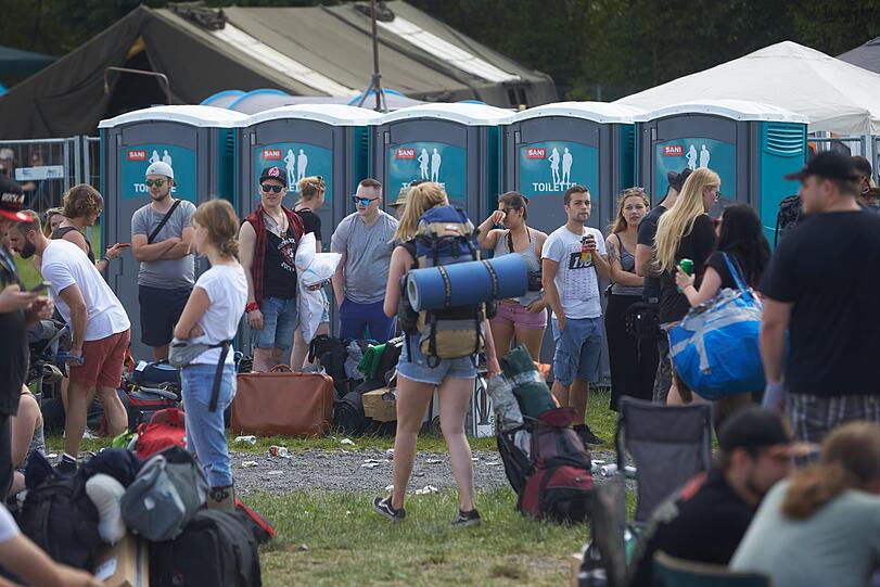 Schon am Mittwoch trafen Rockfans mit schwerem Gepäck auf dem Campinggelände des Musikfestivals «Rock am Ring» ein.