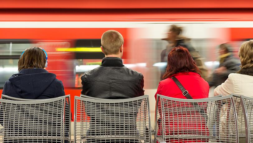 Das Bayerische Kabinett hat den Ausbau verschiedener S-Bahnhöfe beschlossen. Auch die Station an der St. Martin-Straße soll barrierefrei werden. Das Bayerische Kabinett hat den Ausbau verschiedener S-Bahnhöfe beschlossen. Auch die Station an der St. Martin-Straße soll barrierefrei werden.