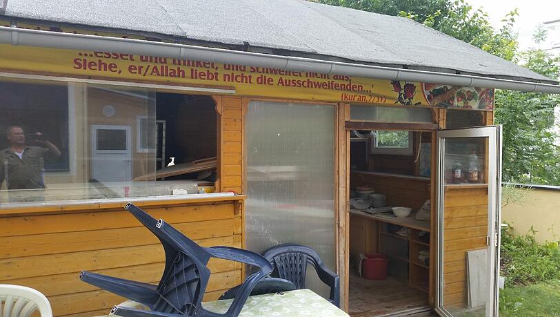 Die Holzhütte, die als Kantine dient, in der gekocht wird und Lebensmittel gelagert werden. Hier wurde das Feuer gelegt. Die Holzhütte, die als Kantine dient, in der gekocht wird und Lebensmittel gelagert werden. Hier wurde das Feuer gelegt.