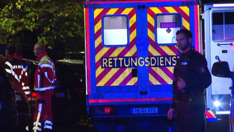 Der Rettungsdienst steht am Einsatzort in Lübeck, wo ein Mann durch Schüsse bei einem Polizeieinsatz gestorben ist. Der Rettungsdienst steht am Einsatzort in Lübeck, wo ein Mann durch Schüsse bei einem Polizeieinsatz gestorben ist.