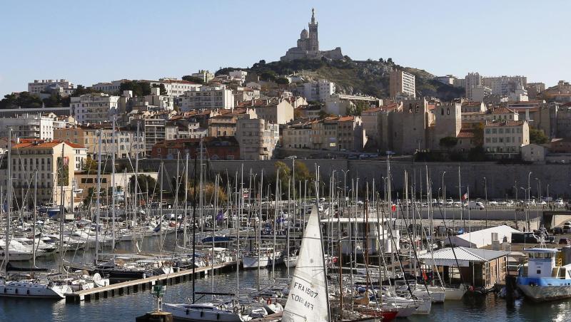 Blick auf den alten Hafen Marseilles, auch bekannt als Vieux-Port. Seit Mitternacht gelten größere Teile Frankreichs als Corona-Hochrisikogebiet.