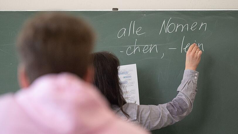 Ein Schüler sitzt in einem Klassenzimmer.