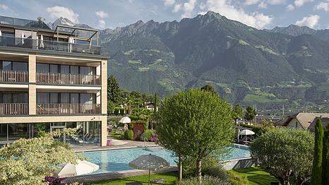 &Uuml;ber den D&auml;chern von Meran: Das La Maiena Meran Resort z&auml;hlt zu den f&uuml;hrenden Wellnesshotels in S&uuml;dtirol.