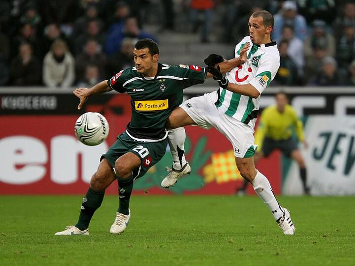 Mönchengladbachs Jaures (r) und Hannovers Sergio Pinto kämpfen um den Ball.