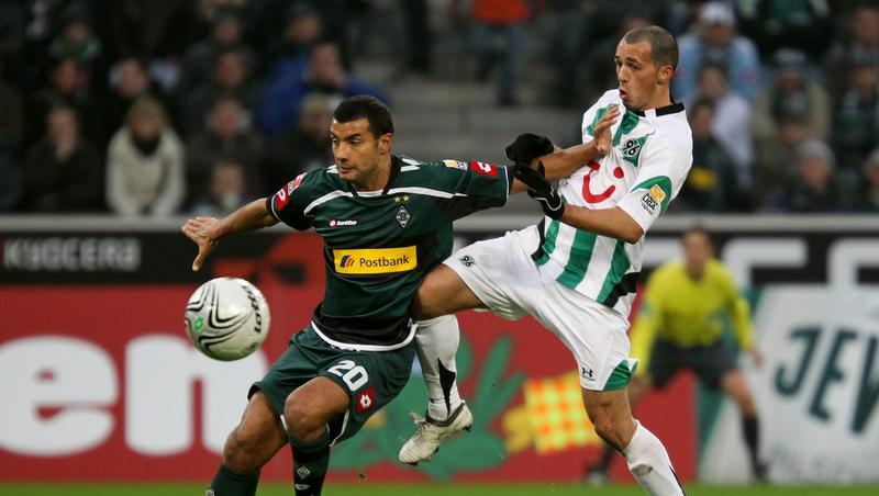 Mönchengladbachs Jaures (r) und Hannovers Sergio Pinto kämpfen um den Ball. Mönchengladbachs Jaures (r) und Hannovers Sergio Pinto kämpfen um den Ball.