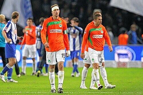 Beim 0:2 bei Hertha BSC war es nichts mit einem Sieg: Diesen wollen Kapitän Thomas Kleine und Sercan Sararer (r.) am Dienstag im Pokal gegen den FC Augsburg nachholen.