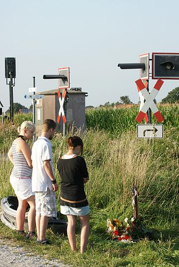 Freunde und Verwandte trauern am Bahnübergang um die beiden am Samstag verunglückten Freunde Basti und Mark.