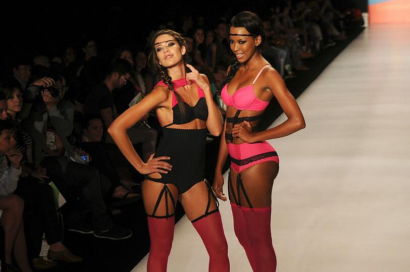 Heiß, heißer, Kolumbien: Bei einer Fashion Show in Medellin zeigten die Top-Models auf dem Laufsteg ganz viel Haut - sehen Sie hier die Bilder.