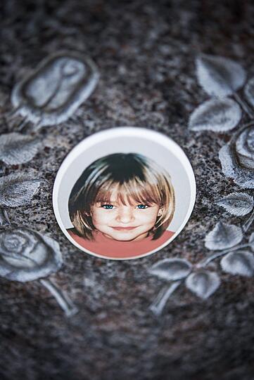 Ein Gedenkstein mit dem Porträt des Mädchens Peggy auf dem Friedhof in Nordhalben (Bayern), aufgenommen am 25.04.2013. Vor zwölf Jahren verschwand in Oberfranken das Mädchen Peggy spurlos