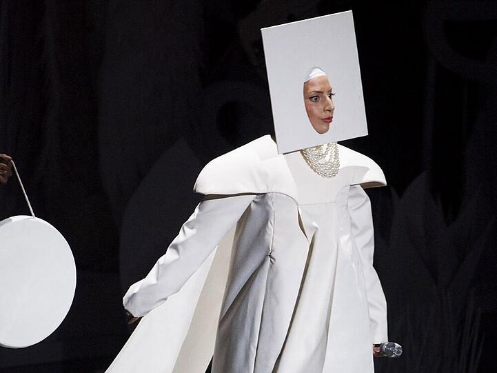 Auch wenn es so aussieht, dieses Outfit entstammt nicht Lady Gagas Bettwäscheschrank - der Star schläft nur in pink.