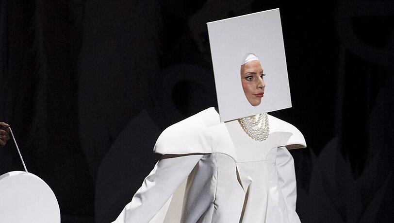 Auch wenn es so aussieht, dieses Outfit entstammt nicht Lady Gagas Bettwäscheschrank - der Star schläft nur in pink. Auch wenn es so aussieht, dieses Outfit entstammt nicht Lady Gagas Bettwäscheschrank - der Star schläft nur in pink.