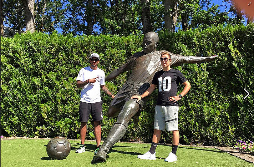 Wohl nicht ganz zufällig trifft er dort auf seinen Teamkollegen Jerome Boateng. Beide werden von Nike gesponsert.