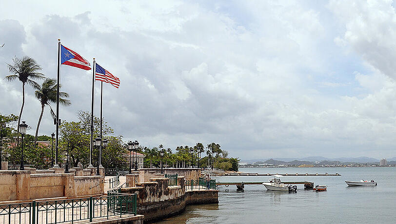 Puerto Ricos Flagge weht neben der US-Flagge an der Altstadt-Promenade von San Juan, Puerto Rico, USA. Puerto Ricos Flagge weht neben der US-Flagge an der Altstadt-Promenade von San Juan, Puerto Rico, USA.