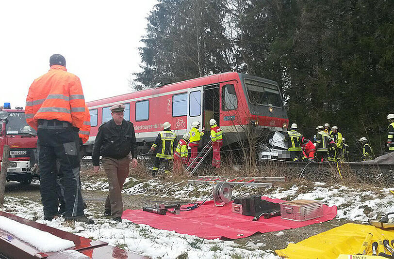 Bilder vom schweren Unfall bei Soyen: An einem unbeschrankten Bahnübergang kollidierte ein Auto mit einem Regionalzug.