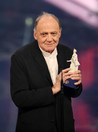 Der Schauspieler Bruno Ganz erhält seine Auszeichnung. Ganz wurde mit dem Ehrenpreis des Ministerpräsidenten ausgezeichnet