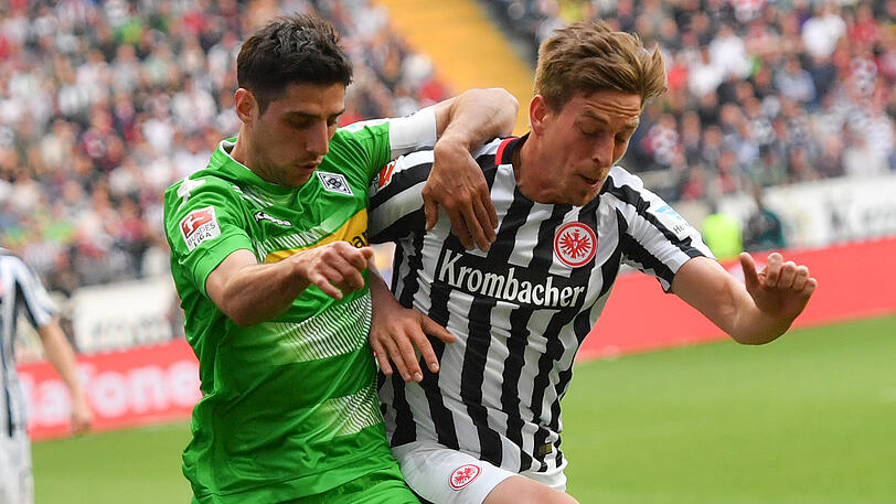 Wollen beide ins Pokalfinale: Mönchengladbachs Lars Stindl und Frankfurts Bastian Oczipka (rechts).