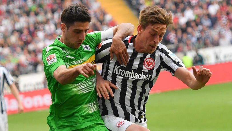 Wollen beide ins Pokalfinale: Mönchengladbachs Lars Stindl und Frankfurts Bastian Oczipka (rechts). Wollen beide ins Pokalfinale: Mönchengladbachs Lars Stindl und Frankfurts Bastian Oczipka (rechts).