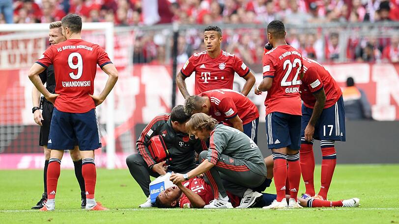 Corentin Tolisso wird von den Betreuern behandelt &ndash; sein Gesichtsausdruck verheißt nichts Gutes.
