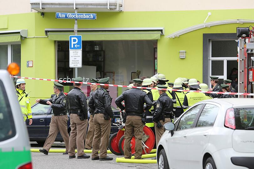 Polizeieinsatz in der Holzstraße im Glockenbachviertel - ein Mann hat sich erschossen, die Polizei sucht nach Sprengstoff.
