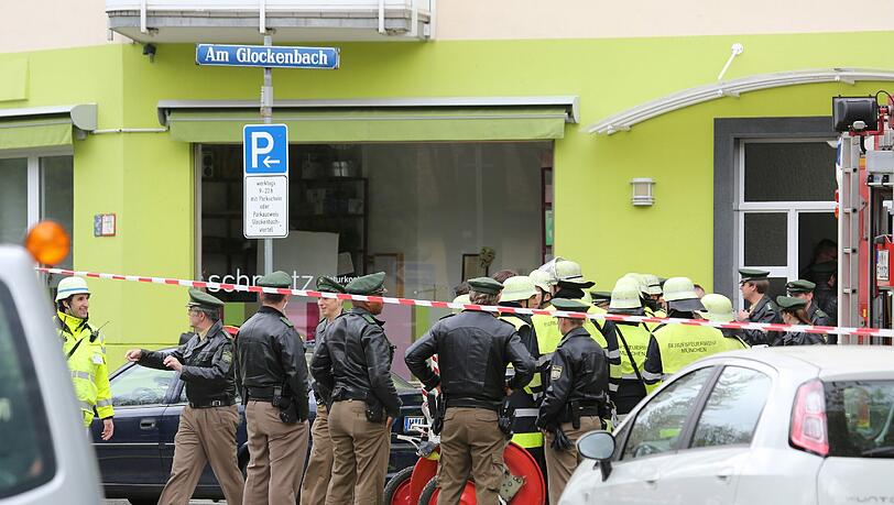 Polizeieinsatz in der Holzstraße im Glockenbachviertel - ein Mann hat sich erschossen, die Polizei sucht nach Sprengstoff. Polizeieinsatz in der Holzstraße im Glockenbachviertel - ein Mann hat sich erschossen, die Polizei sucht nach Sprengstoff.