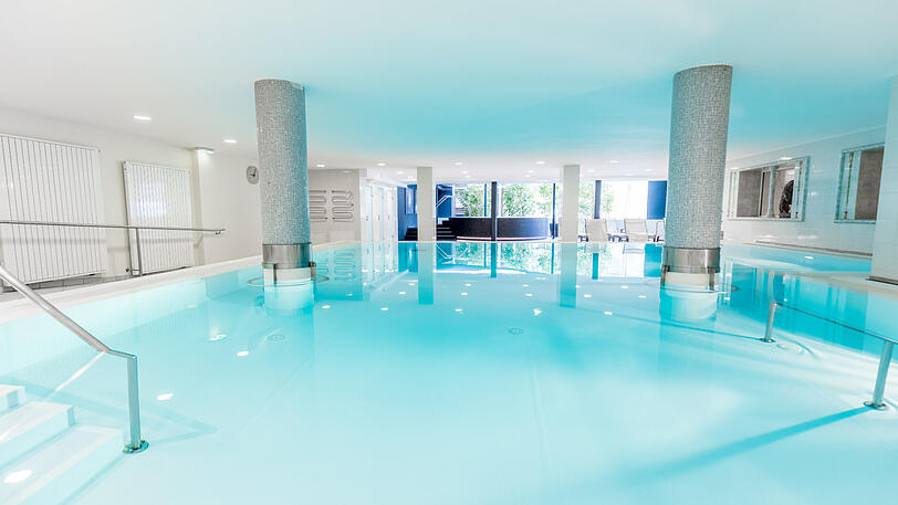 Schwimmen und erholen im Wellness-Bereich des Warmbaderhofs.