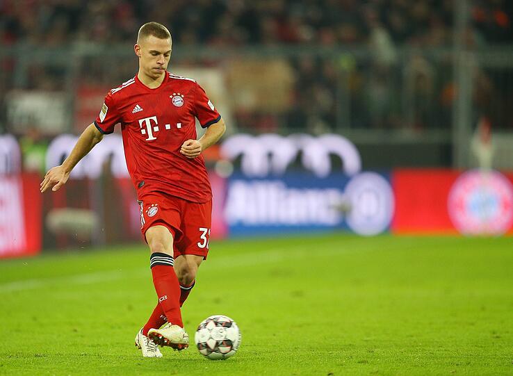 JOSHUA KIMMICH - NOTE 3: Wie schon beim 4:0 in Hannover wieder als Rechtsverteidiger im Einsatz. Hätte das Siegtor erzielen müssen, köpfte aber Gulacsi in die Hände (79.).