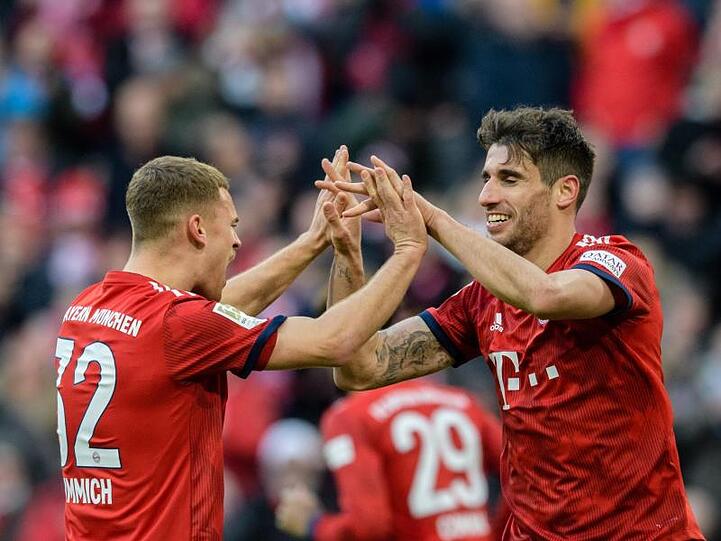 Bayerns Torschütze Javi Martinez (r) jubelt mit Joshua Kimmich über seinen Kopfballtreffer zum 1:0.