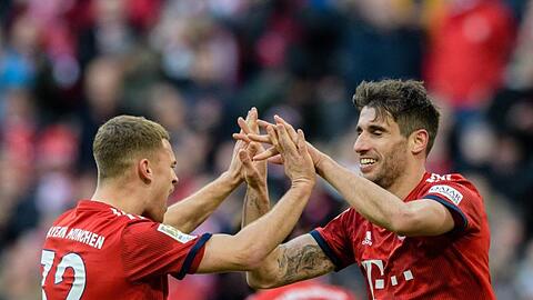 Bayerns Torschütze Javi Martinez (r) jubelt mit Joshua Kimmich über seinen Kopfballtreffer zum 1:0.