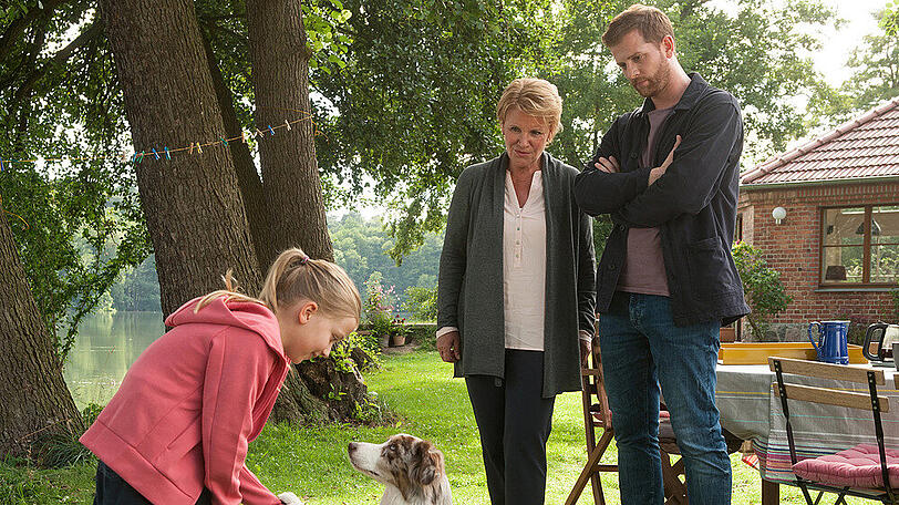 "Käthe und ich: Papakind": Hildegard (Mariele Millowitsch) und Paul (Christoph Schechinger) beobachten, wie Emma (Martha Haberland) den Kontakt zu Therapiehündin Käthe aufnimmt.