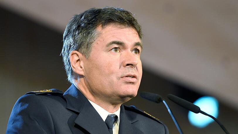 Manfred Hauser, Polizeipräsident von Oberbayern Süd, spricht während einer Informationsveranstaltung.