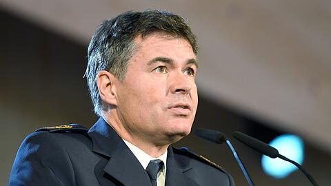 Manfred Hauser, Polizeipräsident von Oberbayern Süd, spricht während einer Informationsveranstaltung.