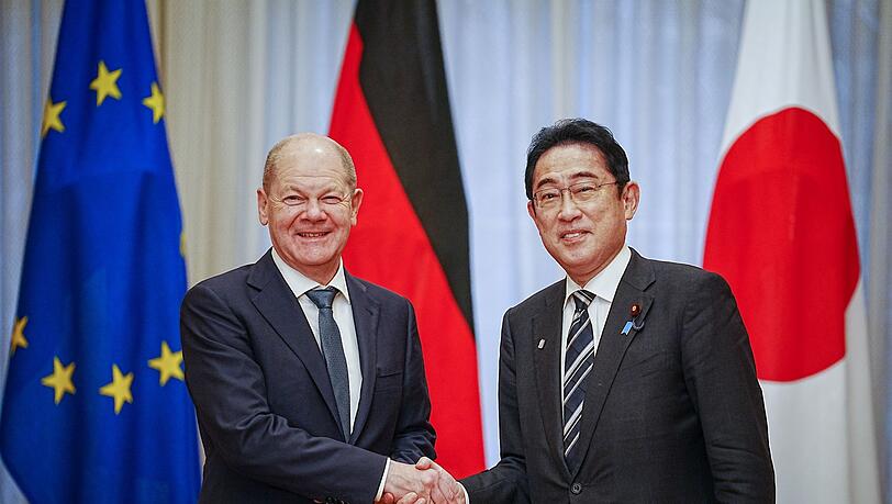 Bundeskanzler Olaf Scholz wird von Fumio Kishida, dem japanischen Ministerpräsidenten, empfangen.