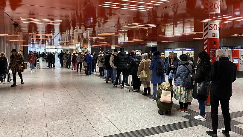 Am Marienplatz stehen die Leute vor dem MVG-Kundencenter Schlange. (25. April 2023)