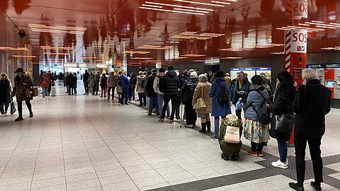 Am Marienplatz stehen die Leute vor dem MVG-Kundencenter Schlange. (25. April 2023)