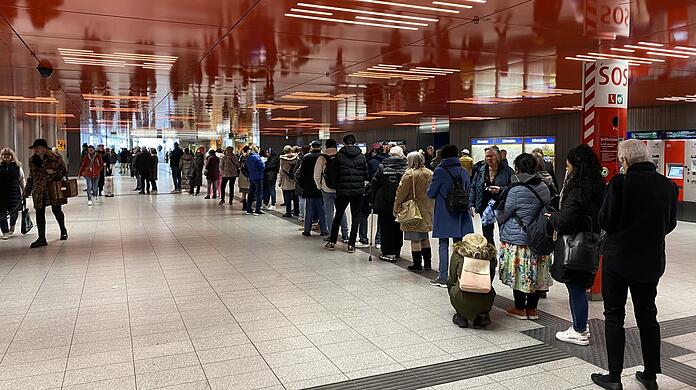 Am Marienplatz stehen die Leute vor dem MVG-Kundencenter Schlange. (25. April 2023)