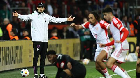 Bayerns Trainer Thomas Tuchel steht an der Seitenlinie. In Leverkusen gab es für den Rekordmeister nichts zu holen.