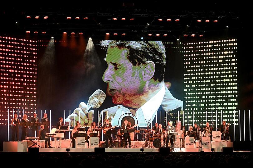 Das Orchester Pepe Lienhard, das schon zu Lebzeiten von Udo mit ihm tourte, spielt mit Jürgens auf der Leinwand weiter.