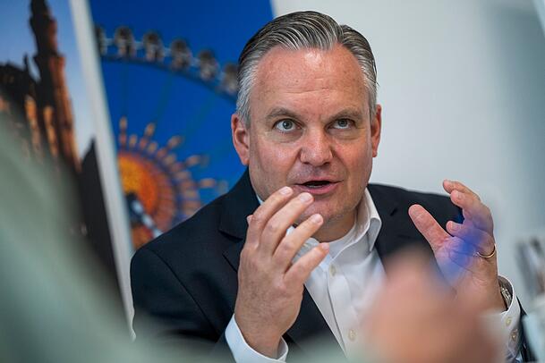 Münches neuer Wiesnchef Scharpf hat sich am Montagabend erneut zu den Vorfällen am Samstag geäußert.