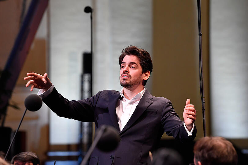 Lahav Shani muss noch ein gutes Jahr warten, bis er offiziell Chefdirigent der Münchner Philharmoniker wird.