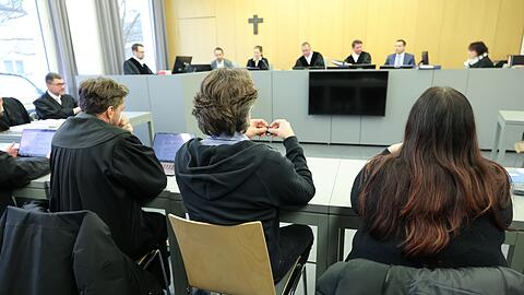Der 46-Jährige ist unter anderem wegen fahrlässiger Tötung angeklagt.