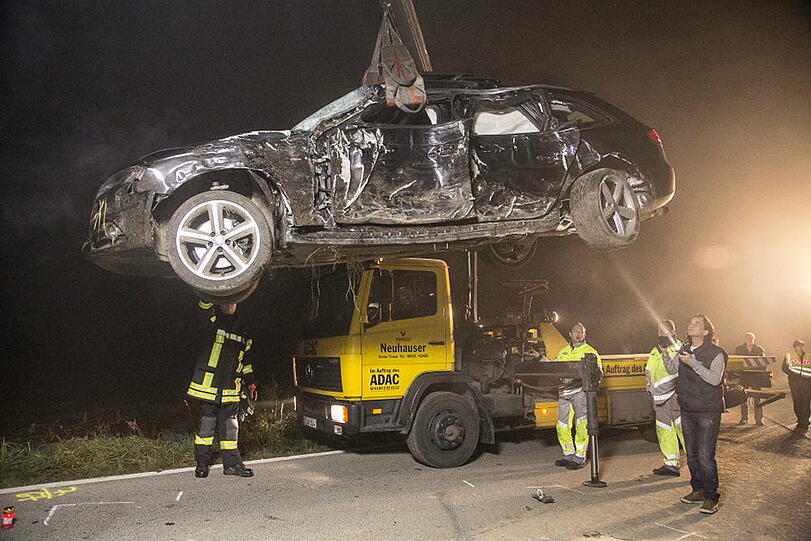Bilder vom tragischen Unfall auf der Staatsstraße 2093 bei Offling/Altenmarkt.